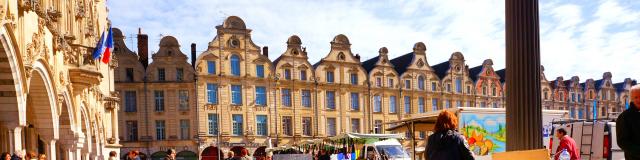 Arras_Marché sur la Place des Héros et Façaces Flamandes©CRTC Hauts-de-France - Charles DUBUS