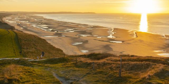 Escalles _ Cap Blanc-Nez _ Promenade en longeant le Cran d'Escalles vers la Baie de Wissant au coucher du soleil © CRTC Hauts-de-France - Stéphane Bouilland