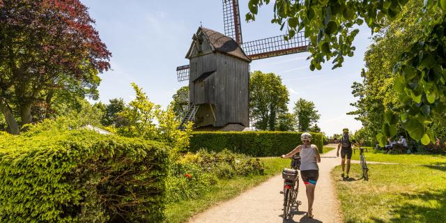 Cassel_Le mont Cassel et son ancien moulin en bois ©CRTC Hauts-de-France - Stéphane BOUILLAND