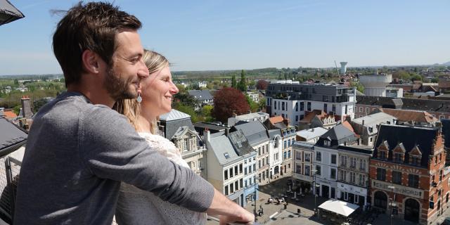 Béthune - couple au sommet du beffroi de Béthune ©OT Bethune Bruay 2