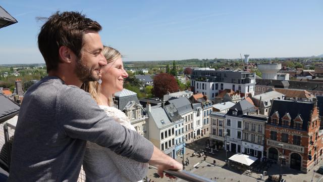Béthune - couple au sommet du beffroi de Béthune ©OT Bethune Bruay 2