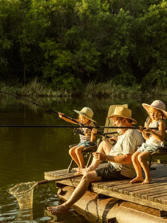 Pêche en famille au bord de l'eau crédit @master1305
