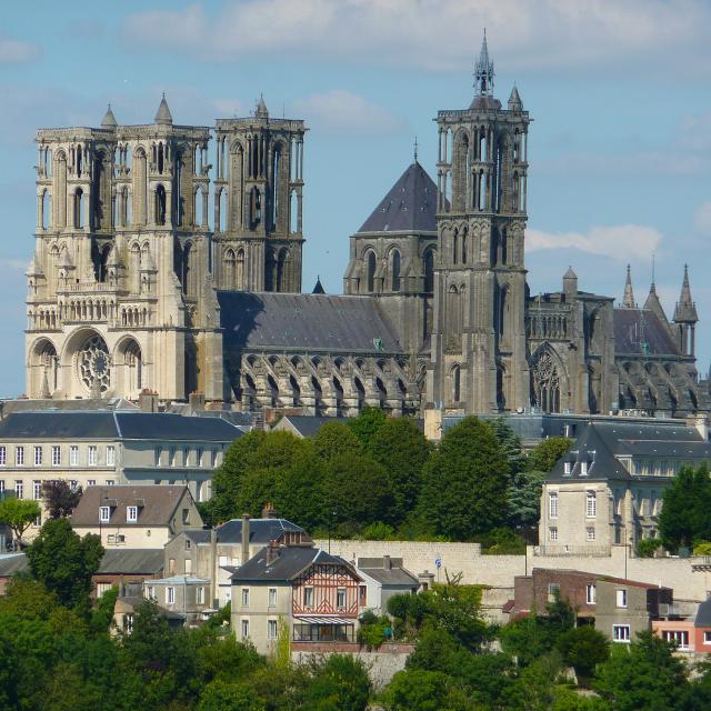 Laon _ Cathédrale vue depuis Plateau Saint Vincent © OT Pays de Laon