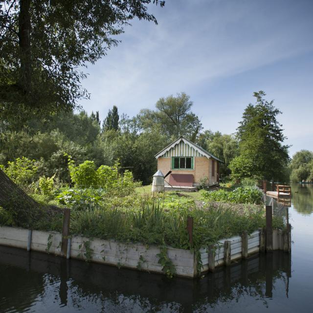 Amiens _ Les Hortillonnages _ Cabane vue de l'eau © CRTC Hauts-de-France - Benjamin Teissedre
