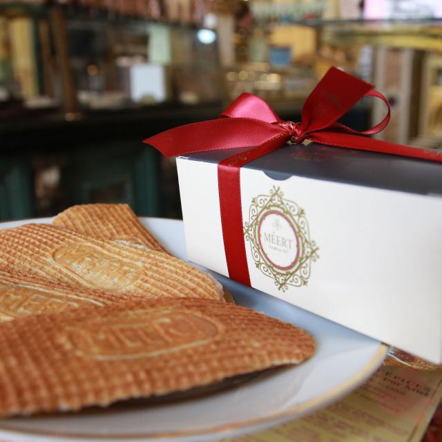 Lille _ Gaufre de la pâtisserie Meert _ Rue Esquermoise _ au bord du Vieux-Lille © CRTC Hauts-de-France - Jean-Luc Verbrugghe