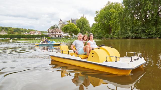 Pierrefonds - Pédalo en famille sur le lac © Resonance films - Guillaume Chacun