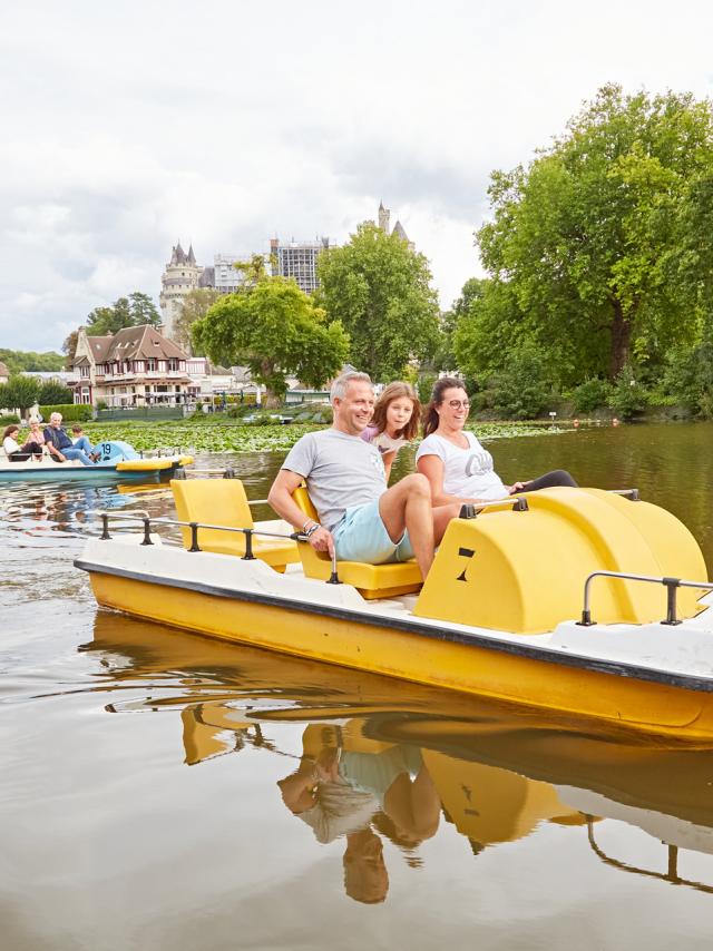 Pierrefonds - Pédalo en famille sur le lac © Resonance films - Guillaume Chacun
