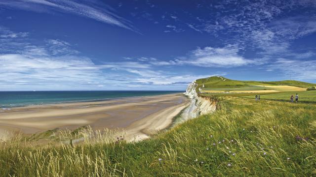 Escalles _ Cap Blanc Nez _ Promeneurs sur les falaises © CRTC Hauts-de-France - Eric Desaunois